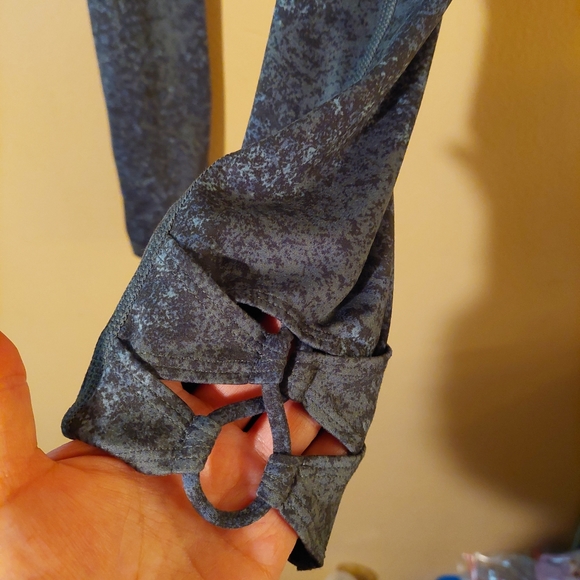 All in motion high rise blue & black marbled abstract leggings. Size small - Picture 3 of 11